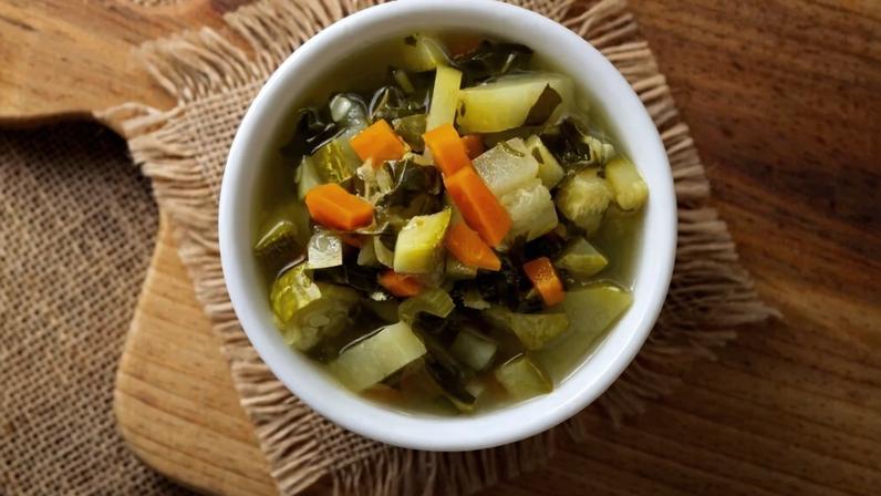 7 receitas de caldos, cremes e sopas low carb para dias frios