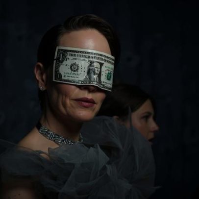 Atriz usa máscara de dólar no Met Gala 2026