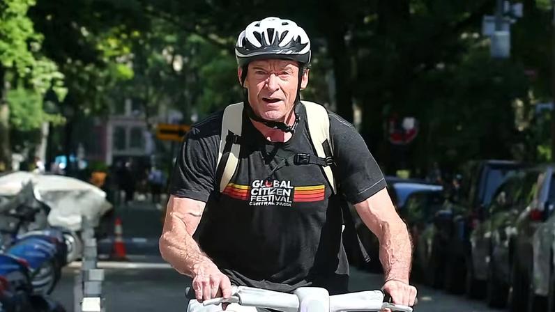 Hugh Jackman deixa teatro em Nova York de bicicleta alugada após apresentação