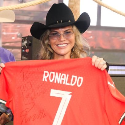 Irmã de Cristiano Ronaldo prestigia leilão em Goiás com camisa autografada