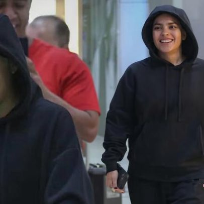 Bella Campos usa look discreto ao embarcar no Rio