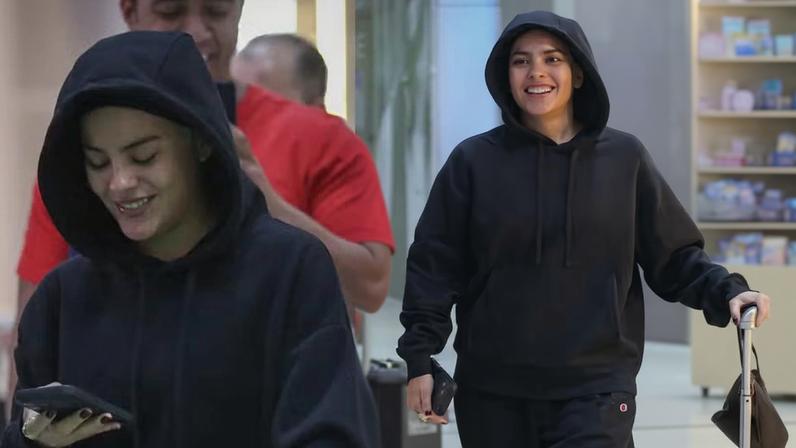 Fugindo do tumulto? Bella Campos aposta em look discretíssimo para embarcar no Rio — Foto: Anna Giullia/AgNews
