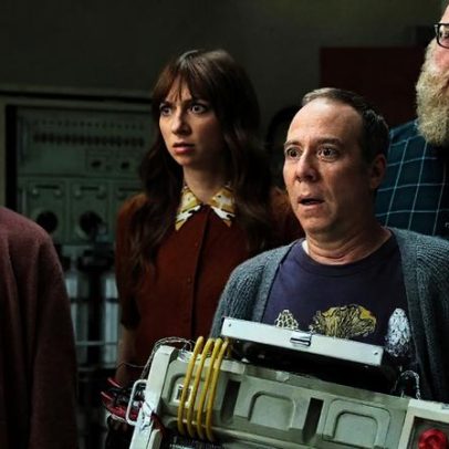 Stuart falha em salvar o universo; Wil Wheaton aparece em imagem da série