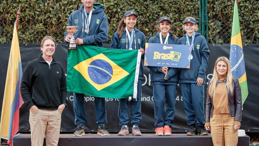 Equipe brasileira teve Eduarda Gomes, Gabriela Carvalho e Sofia Sanson, com o capitão Ivan Cressoni (Foto: Omar Rasjido/AAT)