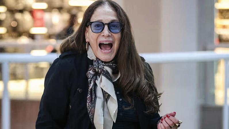 Susana Vieira sorri e acena em aeroporto do Rio de Janeiro — Foto: Anna Giullia / Agnews