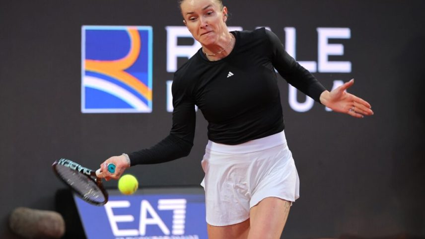 Svitolina vira sobre Rybakina e enfrenta Iga em duelo de campeãs