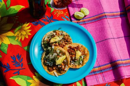 Tacos al pastor são recheados com fatias de carne de porco assadas em um espeto giratório • Pexels