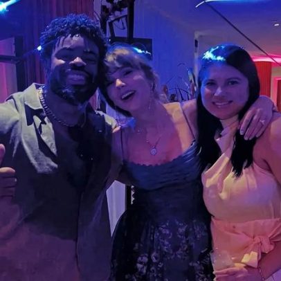 Taylor Swift usa vestido azul midi no casamento grego de Karlaftis
