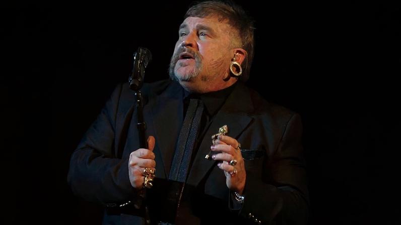 Teddy Swims performs at the 2026 American Music Awards.