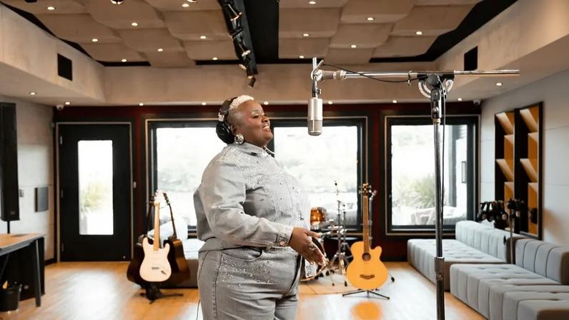 Thainá Gonçalves une jazz e R&B em música sobre encontro com Deus