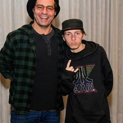 Thiago Larceda curte show de rock com o filho mais velho no Rio