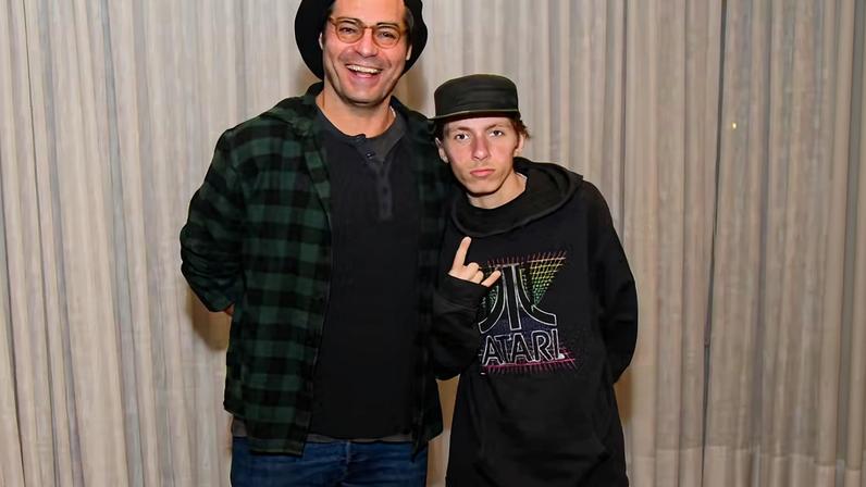 Thiago Larceda curte show de rock com o filho mais velho no Rio