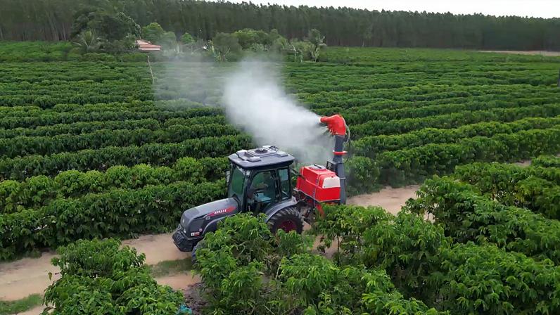Maquinário facilita trabalho de produtores rurais no Espírito Santo. — Foto: Reprodução/TV Gazeta