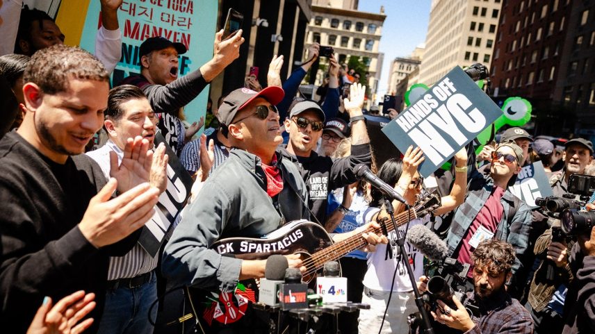Tom Morello critica Trump e abusos do ICE em evento em Nova York