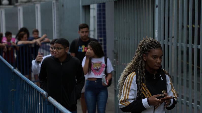 Estudantes saem do segundo dia do Exame Nacional do Ensino Médio (Enem), no Cefet Maracanã, na zona norte do Rio de Janeiro. Foto: Tomaz Silva/Agência Brasil