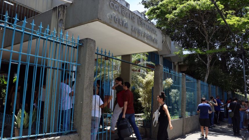 Professores chegam ao Colégio Estadual Julia Kubitschek para a realização Prova Nacional do Docente (PND). Foto: Tomaz Silva/Agência Brasil
