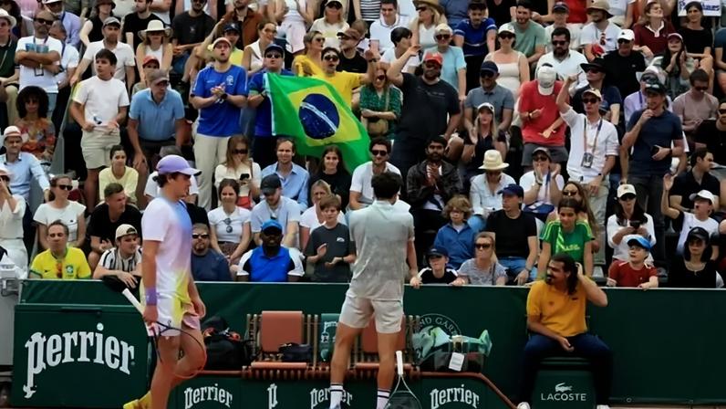 João Fonseca e o francês Pierre-Hugues Herbert em quadra pela segunda rodada da chave principal de simples em Roland-Garros, na tarde desta quinta-feira (29), em Paris. Foto: © RENE-WORMS Pierre / RFI