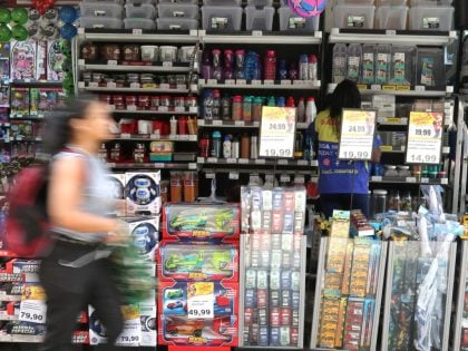 Queda do dólar impulsiona comércio, cresce 0,5% em março e amplia recorde