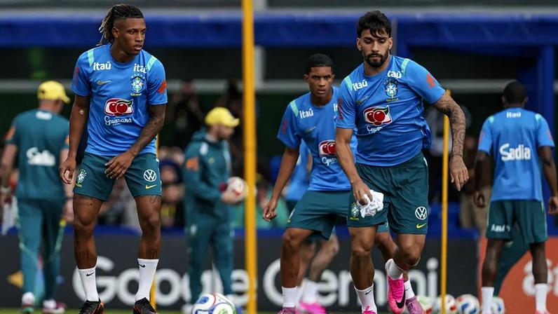 Danilo e Lucas Paquetá em treino da Seleção Brasileira
