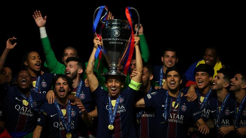 Time do PSG levanta o troféu da Liga dos Campeões — Foto: REUTERS