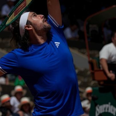 Tsitsipas diz que calor não atrapalha e até ajuda em quadra