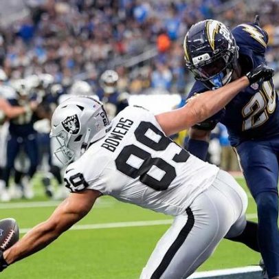 Klint Kubiak chama Brock Bowers de robô de futebol vindo do céu