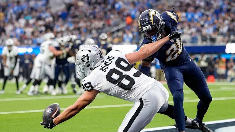 Klint Kubiak chama Brock Bowers de robô de futebol vindo do céu