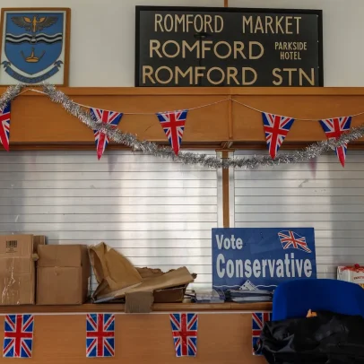 Britânicos abandonam o bipartidarismo tradicional