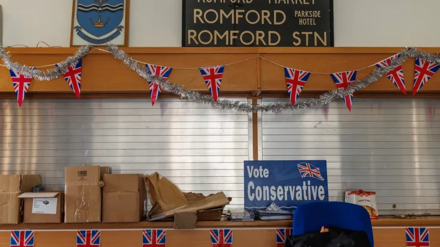 Britânicos abandonam o bipartidarismo tradicional