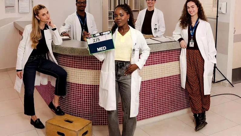 Primeira foto da série médica brasileira Med, estrelada por Clara Moneke