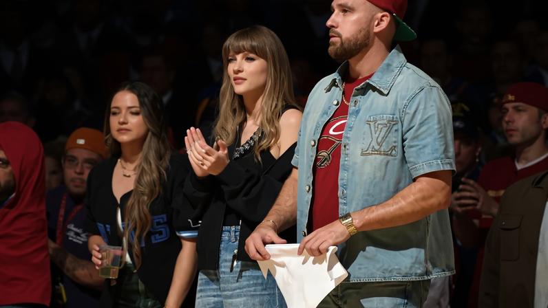 Taylor Swift and Travis Kelce watching a basketball game.