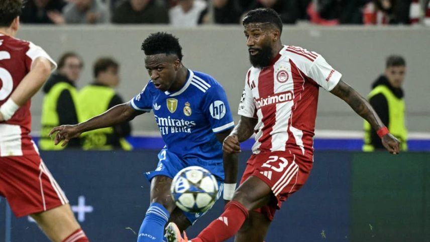 Vinicius Jr marcado por Rodinei em Olympiacos x Real Madrid (Foto: Angelos Tzortzinis / AFP)