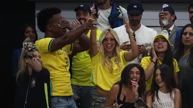 Vini Jr celebra vitória em amistoso no Maracanã com presença de Virginia Fonseca — Foto: Reprodução/Instagram