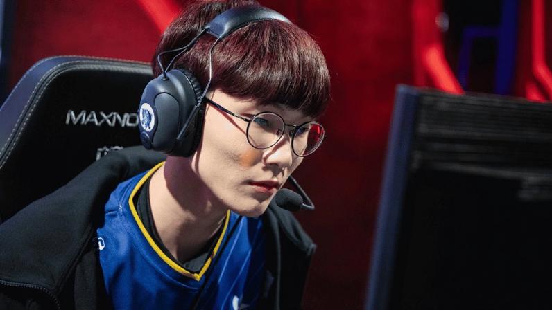 Na foto, o head-coach da Dplus KIA na LCK 2026, cvMax