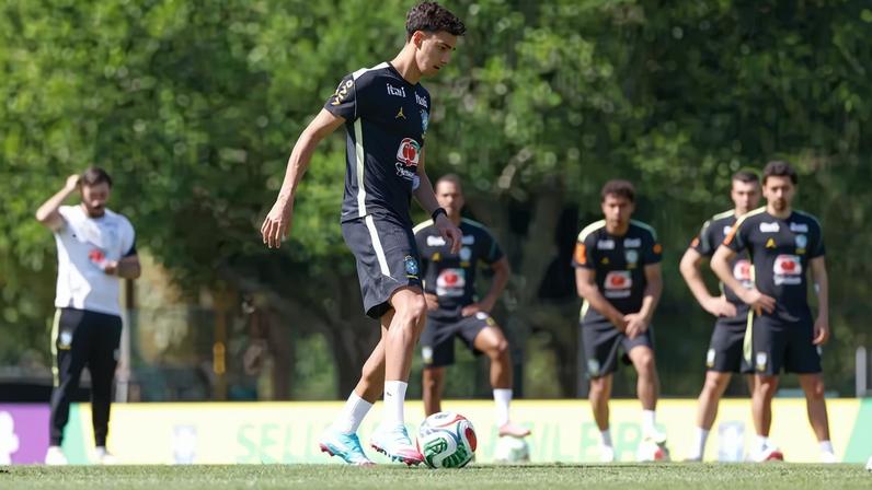 Vitor Reis com a camisa da Seleção — Foto: RAFAEL RIBEIRO/CBF