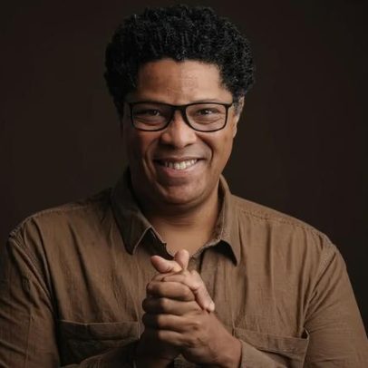 Elísio Lopes Jr. celebra atores negros em realeza como referencial para crianças