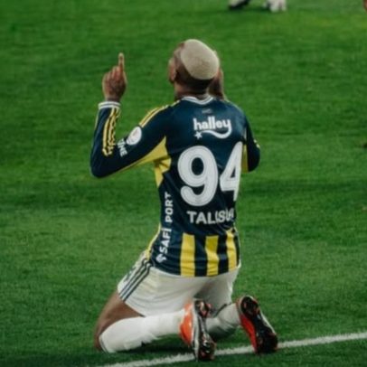 Talisca faz hat-trick e mantém Fenerbahçe vivo no Campeonato Turco