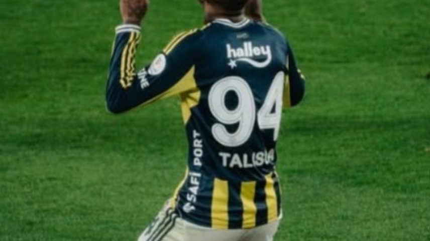 Talisca faz hat-trick e mantém Fenerbahçe vivo no Campeonato Turco