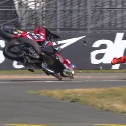Heptacampeão mundial da MotoGP sofre acidente em sprint e fratura o pé