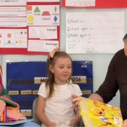 Ana Paula Siebert e Roberto Justus leem em inglês para a filha na escola