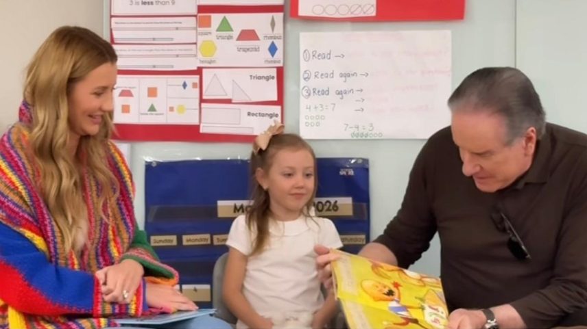 Ana Paula Siebert e Roberto Justus leem em inglês para a filha na escola