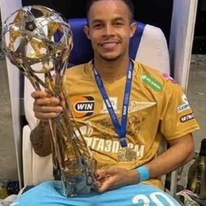 Pedrinho celebra título do Zenit na Rússia após lance decisivo