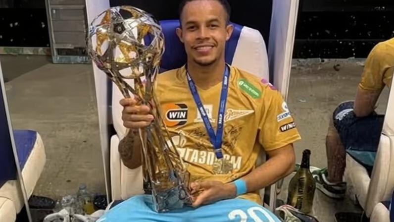 Pedrinho celebra título do Zenit na Rússia após lance decisivo