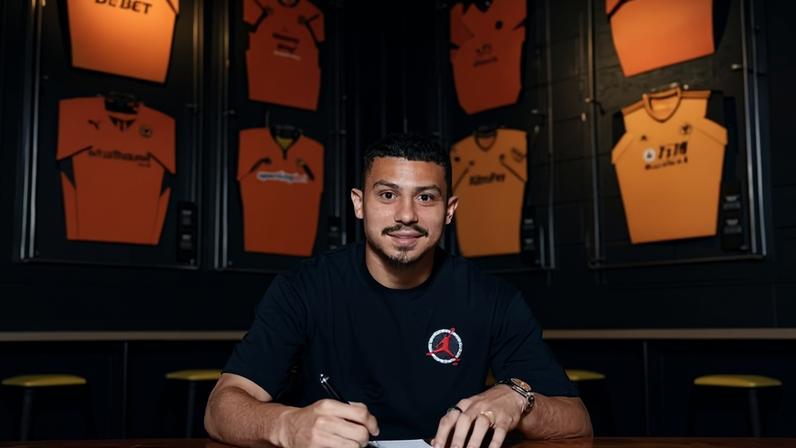 André renova com o Wolverhampton até 2030 após rebaixamento