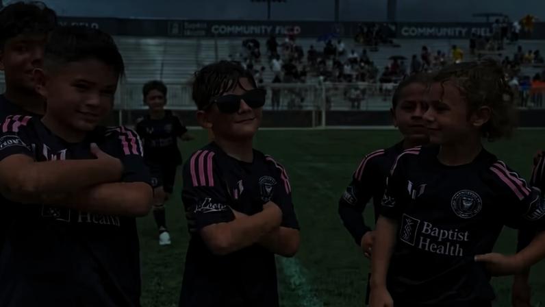 Ciro Messi tira onda de óculos escuros e braços cruzados — Foto: Reprodução