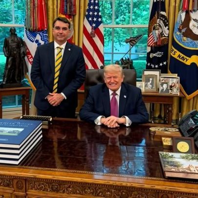 Foto de Flávio Bolsonaro com Trump sugere encontro de fã com ídolo
