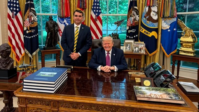 Foto de Flávio Bolsonaro com Trump sugere encontro de fã com ídolo