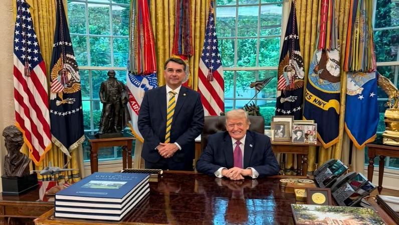 Flávio Bolsonaro ao lado de Donald Trump — Foto: Divulgação