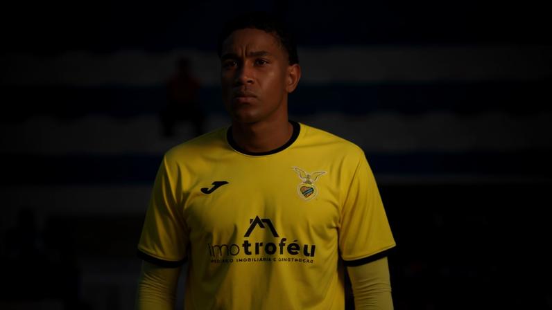 Filho de Juan, ex-Flamengo, sobe de divisão em Portugal após tempestade