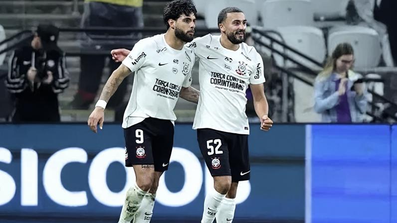 Yuri Alberto e Zakaria Labyad na comemoração do gol em Corinthians x Atlético-MG, pelo Brasileirão